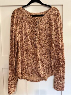 We The Free NWOT Women’s Long Sleeve Floral Henley Top with buttons.